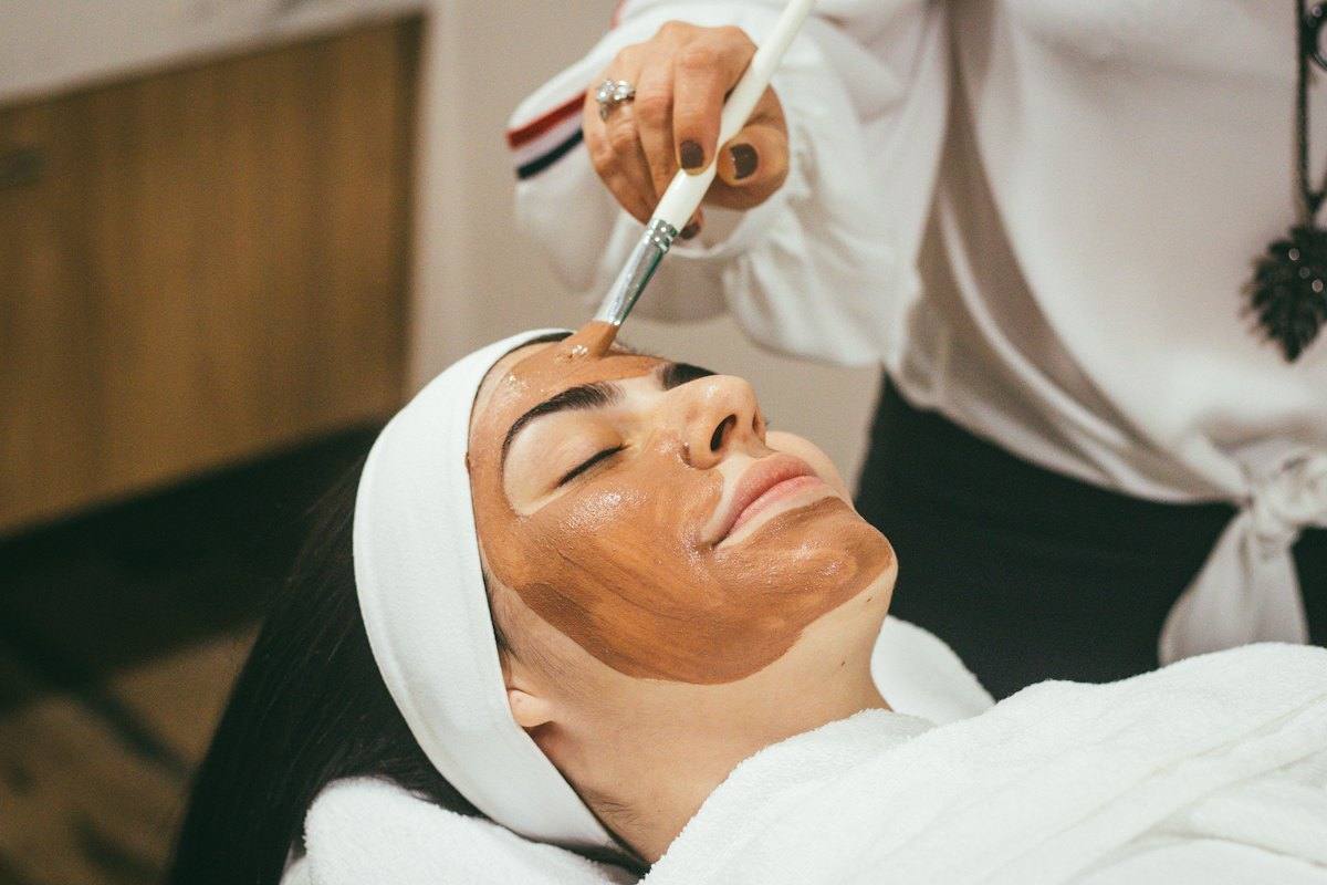 An esthetician giving a facial